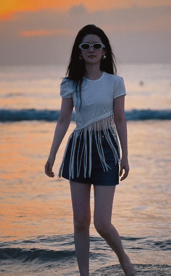 李沁在夕阳下的海边晒腿(1/4)