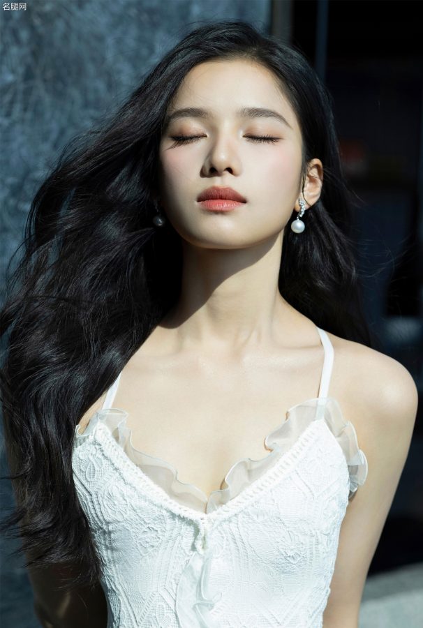 张婧仪穿吊带低胸裙闭眼享受温暖阳光(1/7)