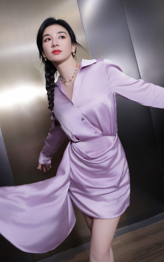 成熟女明星黄奕穿紫裙自信大秀纤长美腿(3/4)
