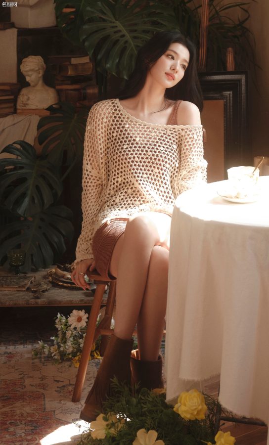 甜美少女王楚然的慵懒时光！ 镂空毛衣搭配短裤大秀纤细美腿(6/8)