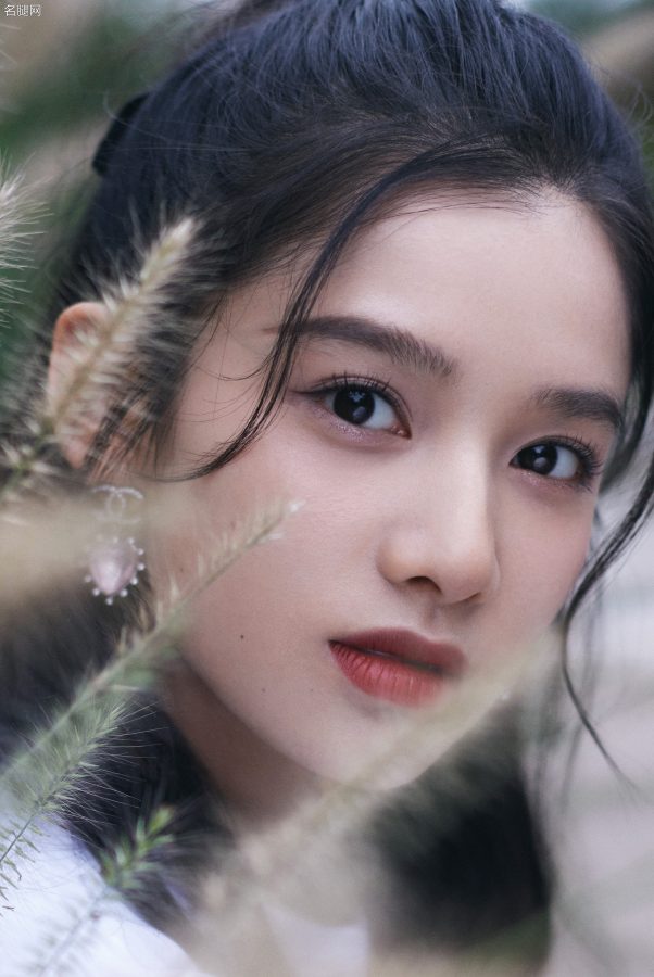 张婧仪清纯气质与美腿并存，俏皮动作活力满满(6/6)
