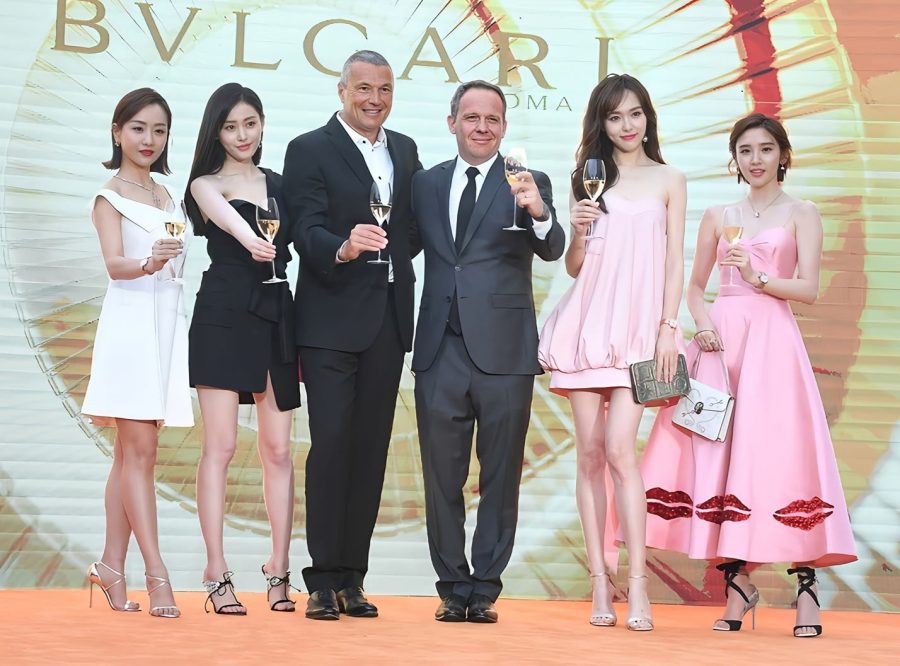 杨蓉、张天爱、唐嫣、唐艺昕同台秀腿，唐嫣身高优势明显(7/8)