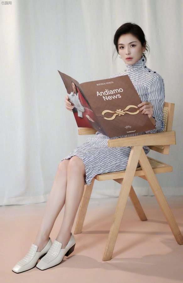 刘涛拍摄海边度假风美照！条纹连衣裙衬托修长玉腿(2/6)