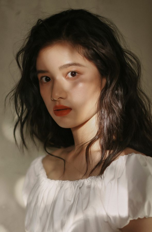 张婧仪清纯温柔气质穿白裙展现自发光玉腿(2/2)