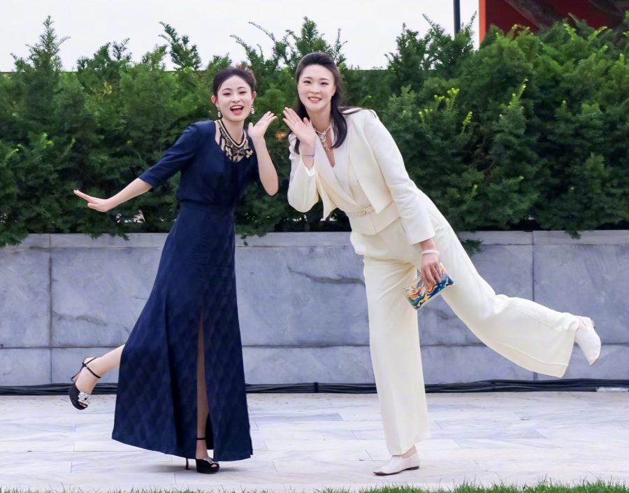 空手道美女龚莉穿开衩裙和惠若琪合照(2/5)