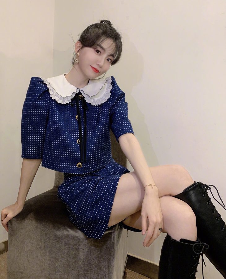 气质女神于莎莎甜美秀白腿(1/4)