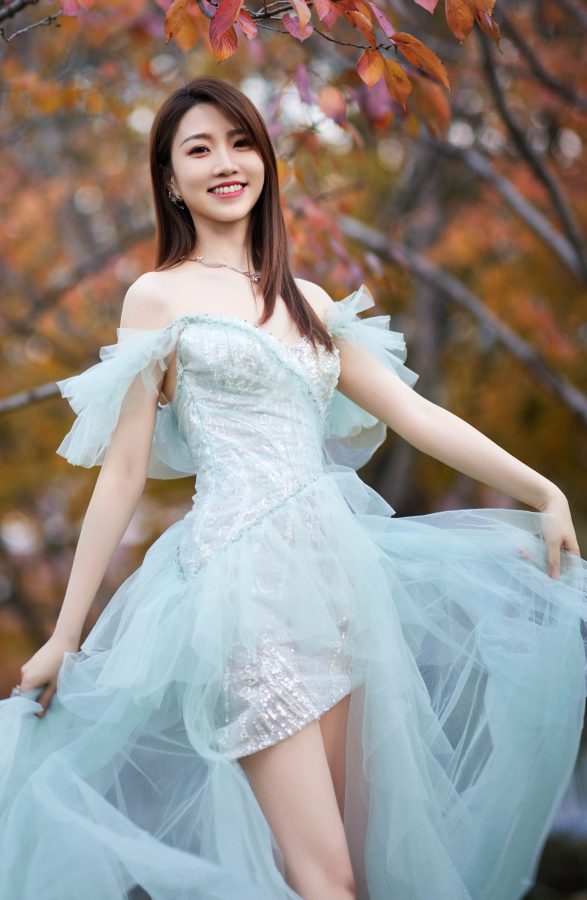 甜美公主风张纯烨穿薄纱拖尾礼服大秀纤细美腿(3/4)