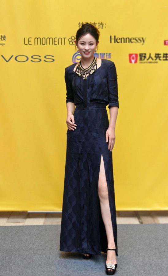 空手道美女龚莉穿开衩裙和惠若琪合照(3/5)