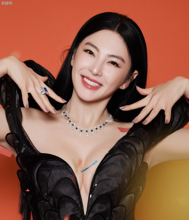 黑桃女王张雨绮霸气十足深V礼服勾勒曼妙曲线(5/10)