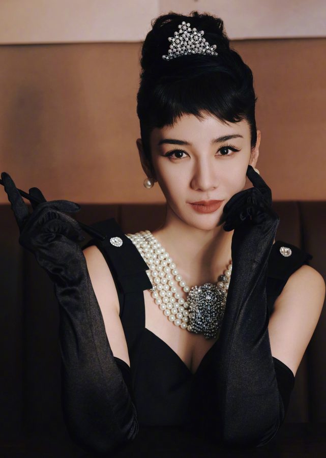 黄奕cos奥黛丽赫本事业线微露眼神摄人(4/5)