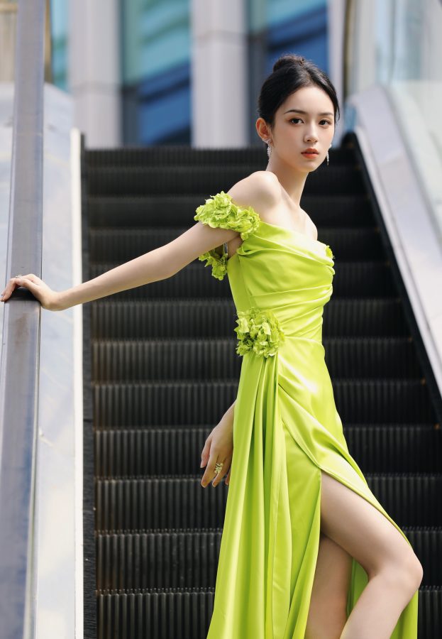 美女明星周也身穿嫩绿露肩礼服出席力士品牌活动(2/5)