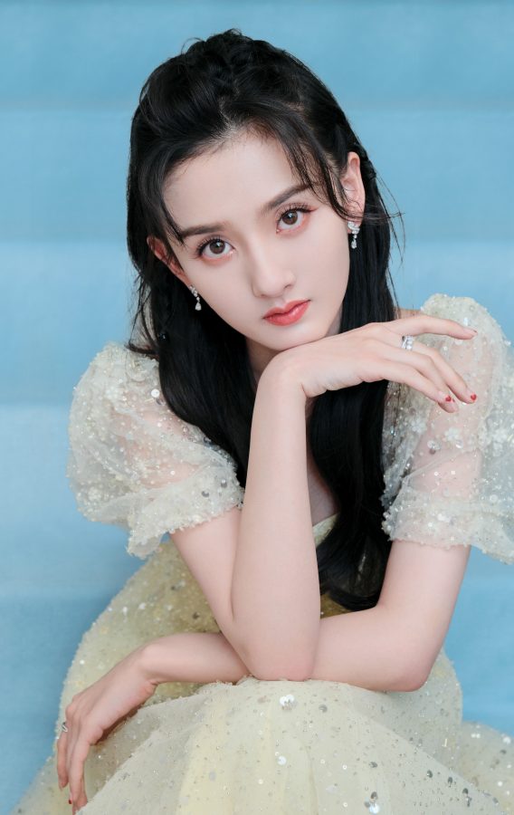可爱甜妹的女星宋祖儿美脸盯屏(2/4)