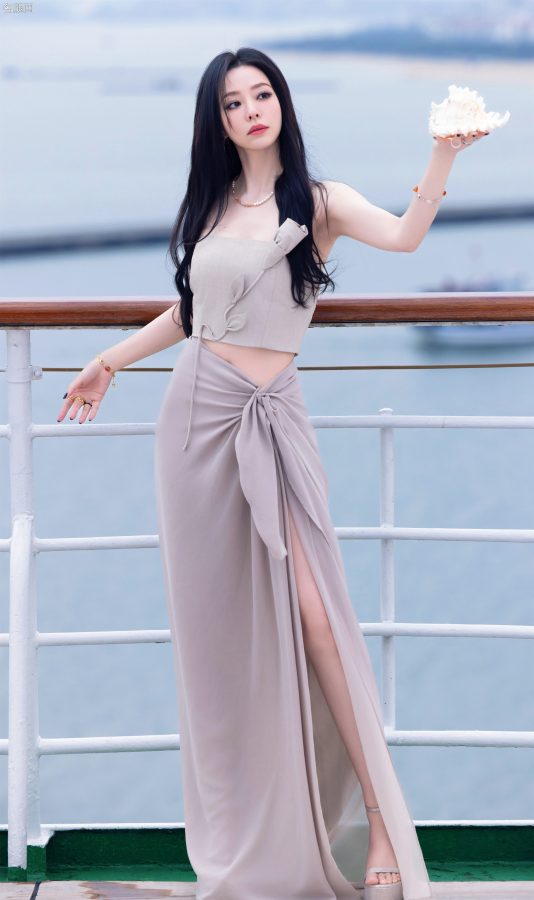 张靓颖穿开衩裙秀出白皙美腿，脚上踩了她最爱的防水台凉高跟(2/7)