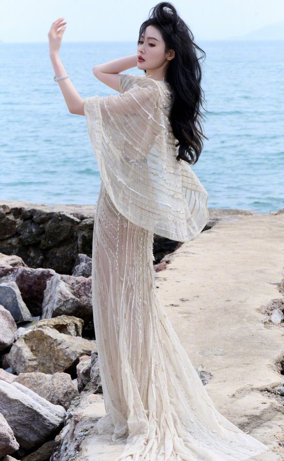 海边女神张天爱：轻纱曼妙，美腿若隐若现，尽显妩媚风情！(4/6)