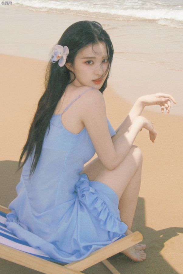 美女演员王楚然穿蓝裙在海边大秀美足(9/9)