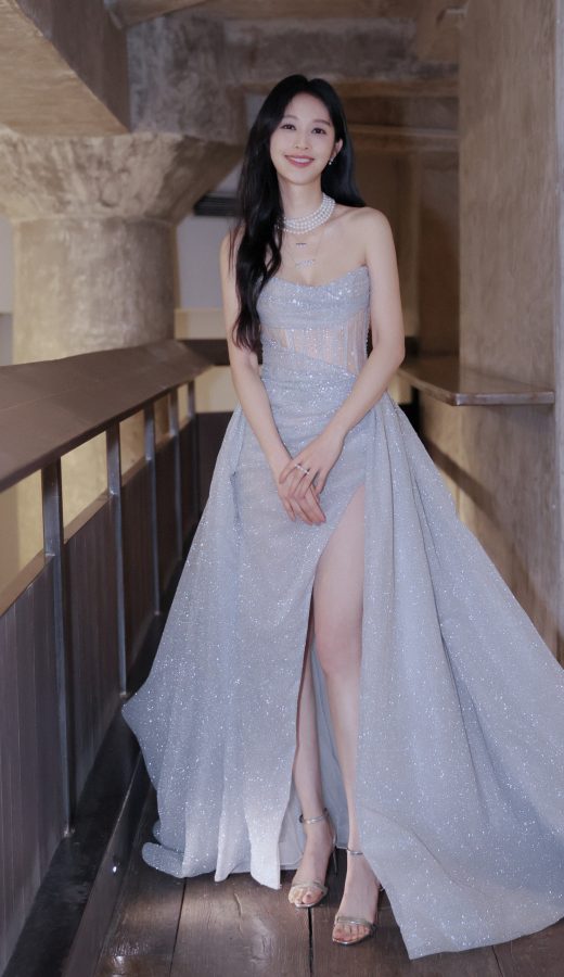 梦幻女神张俪上线！她用高开叉设计展现极致性感(1/4)