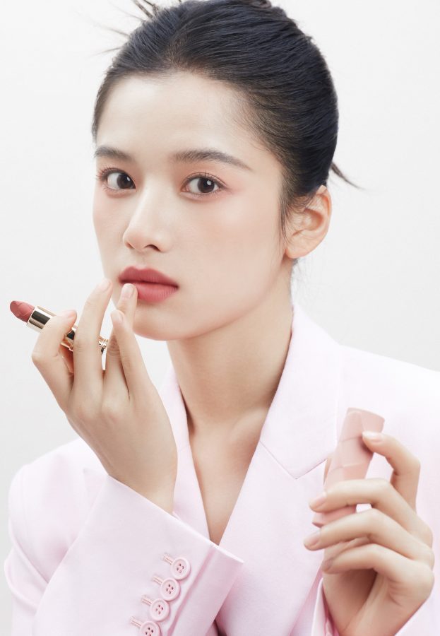 甜心少女张婧仪穿粉色西装套裙长腿美足踩凉高跟鞋魅力无限(2/3)