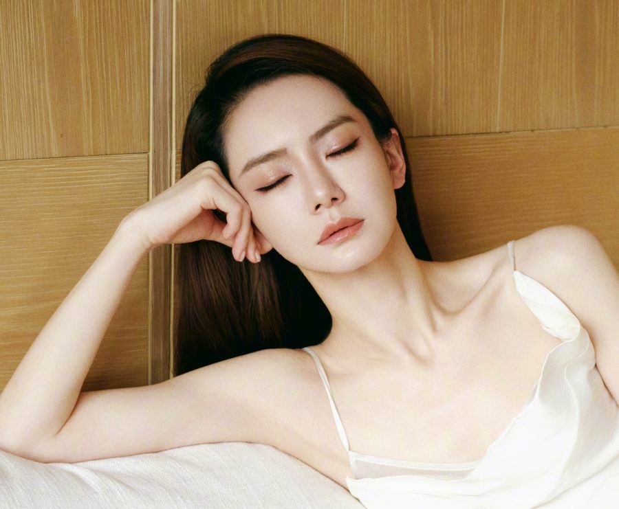 Qi Wei's pure beauty bed photo wearing a sling white skirt with slender legs(4/5)