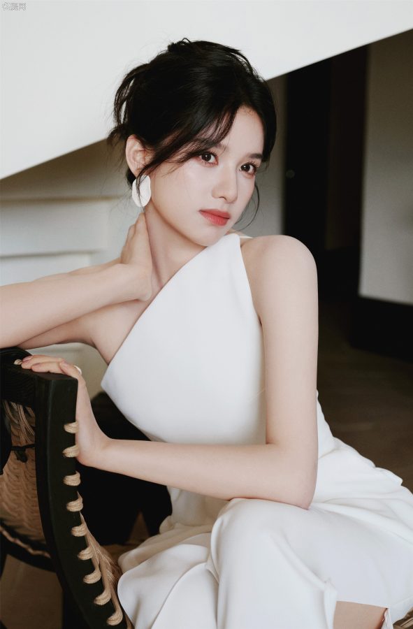 优雅女神张婧仪穿单肩设计衣服踩高跟凉鞋玉趾纤细(2/4)