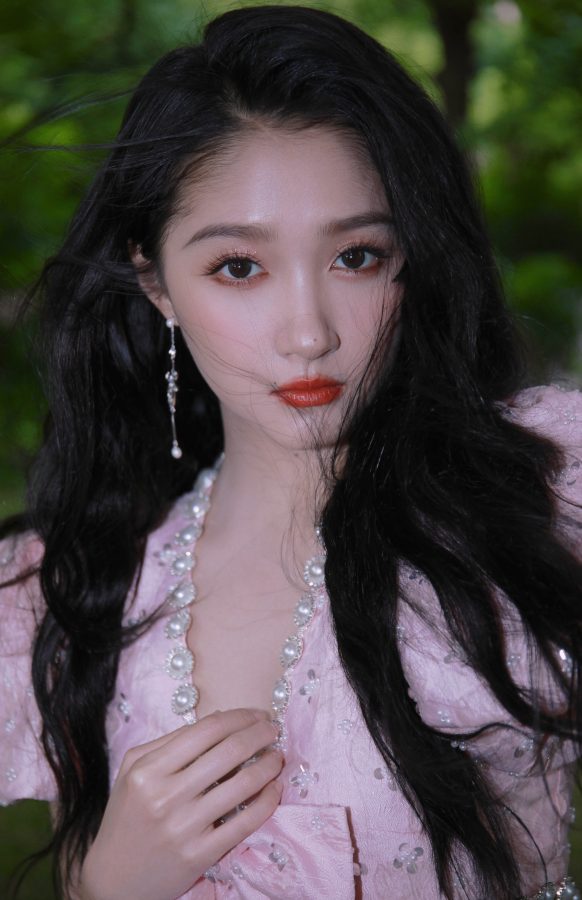 关晓彤身穿甜粉连衣裙踩高跟凉鞋衬托白皙长腿，尽显少女魅力！(2/5)