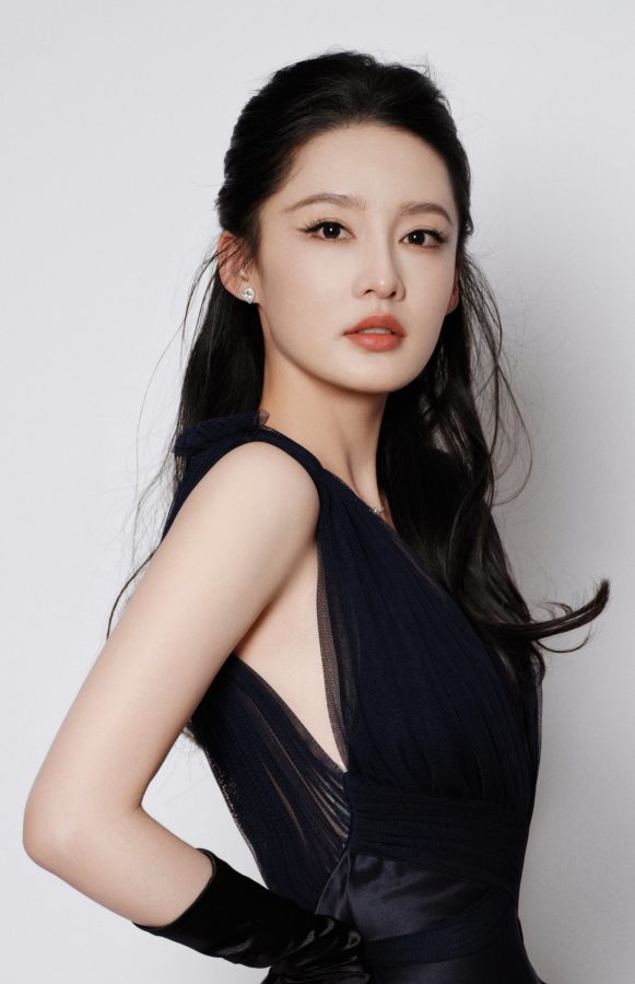 李沁穿黑色长裙戴真丝手套美脸盯屏(4/5)