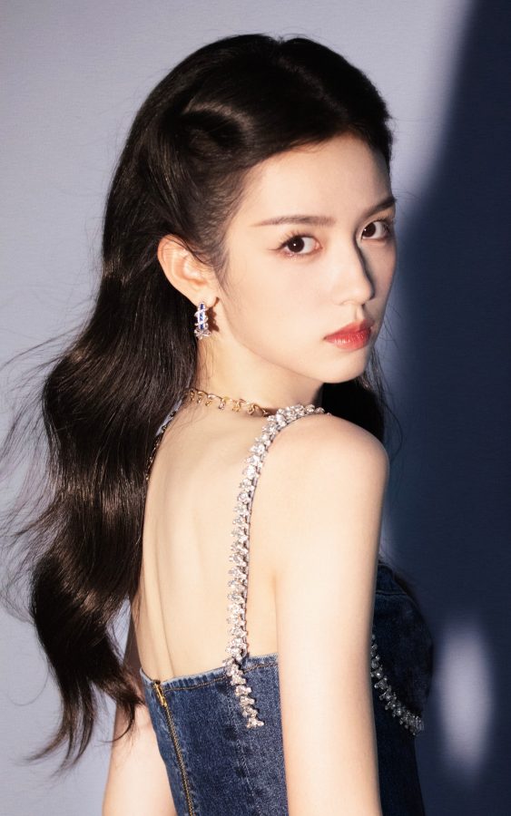 周也牛仔短裙衬托白皙美腿，青春活力十足(6/7)