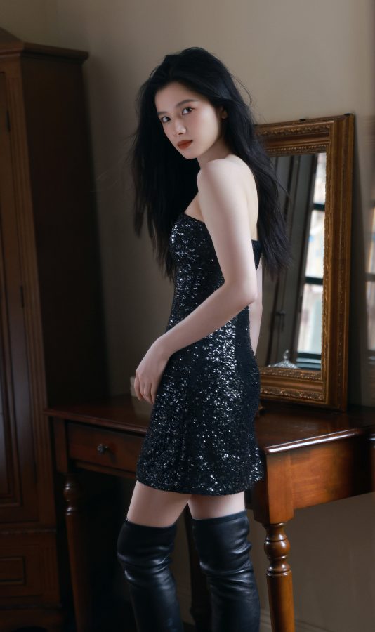 张婧仪穿超短裙配细跟皮靴尽显性感魅力(5/7)