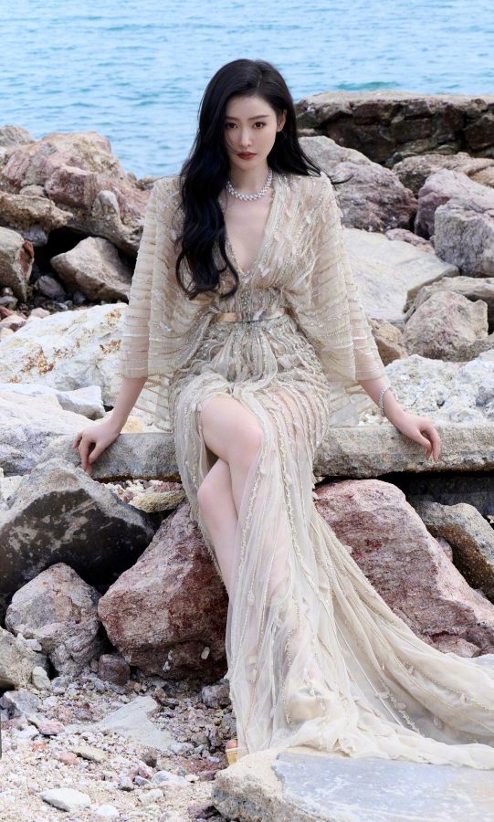 海边女神张天爱：轻纱曼妙，美腿若隐若现，尽显妩媚风情！(2/6)