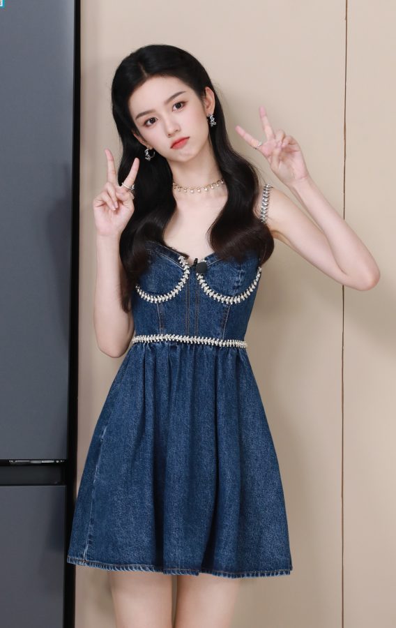 周也牛仔短裙衬托白皙美腿，青春活力十足(2/7)