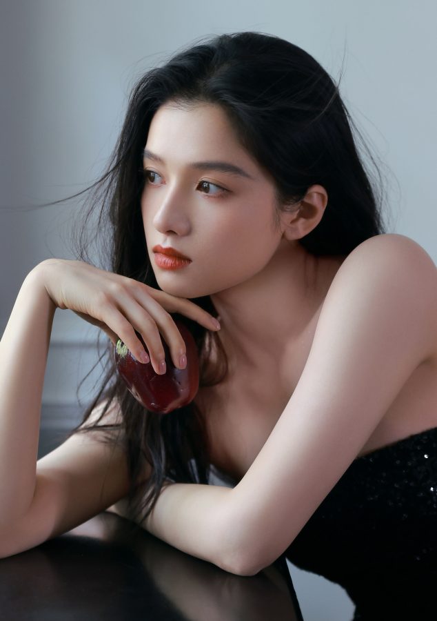 张婧仪穿超短裙配细跟皮靴尽显性感魅力(2/7)