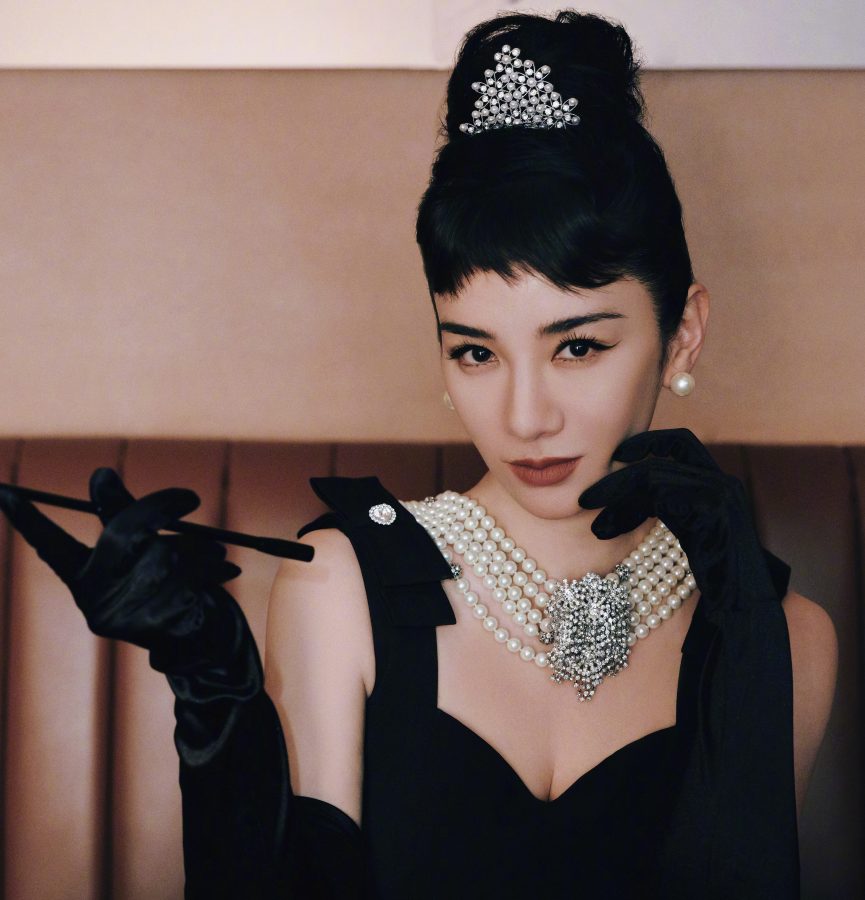 黄奕cos奥黛丽赫本事业线微露眼神摄人(3/5)
