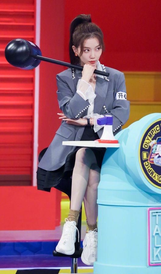 于莎莎细美腿主持《奥运叨叨叨》(1/6)
