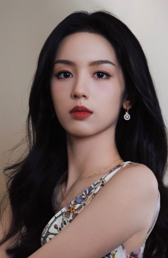 周也穿碎花长裙配高跟凉鞋出席迪奥活动美艳动人(6/12)