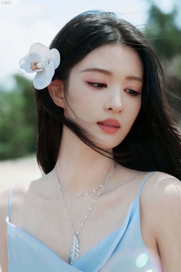 美女演员王楚然穿蓝裙在海边大秀美足(6/9)