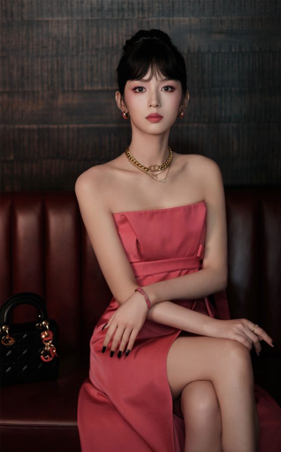周也站在天台上穿粉色抹胸开衩裙秀长腿(7/10)