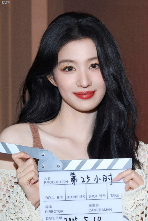 甜美少女王楚然的慵懒时光！ 镂空毛衣搭配短裤大秀纤细美腿(5/8)