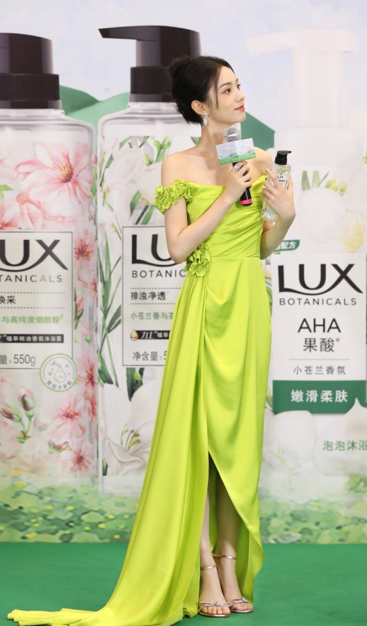 美女明星周也身穿嫩绿露肩礼服出席力士品牌活动(1/5)