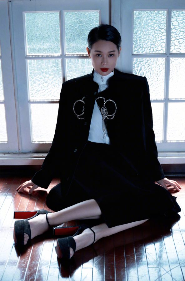 胡杏儿黑白搭配出高级感！纤细美腿微露，高跟鞋点缀女人味(1/6)