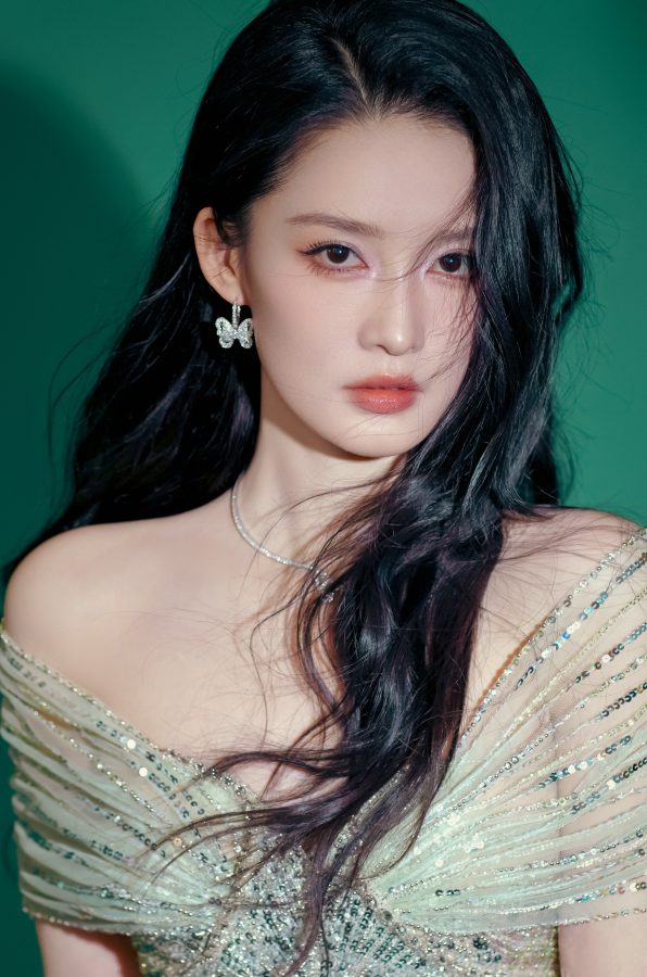 女明星李沁身着半透银光晚礼服出席第三届中国电视剧年度盛典(4/6)