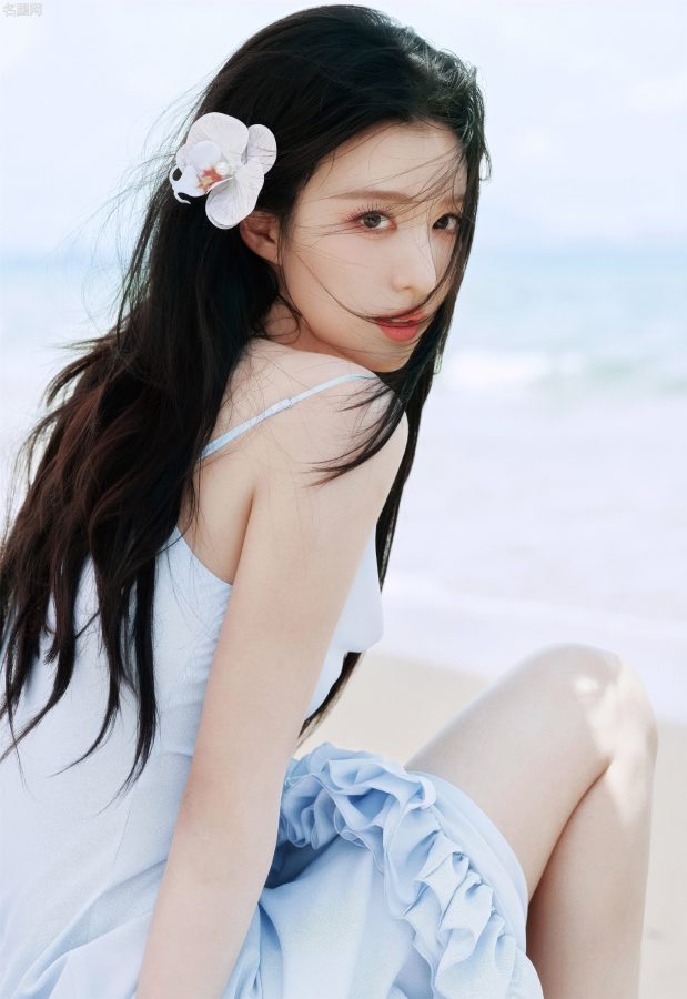 美女演员王楚然穿蓝裙在海边大秀美足(8/9)