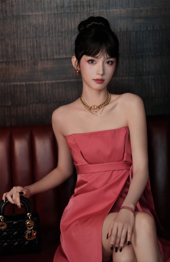 周也站在天台上穿粉色抹胸开衩裙秀长腿(8/10)