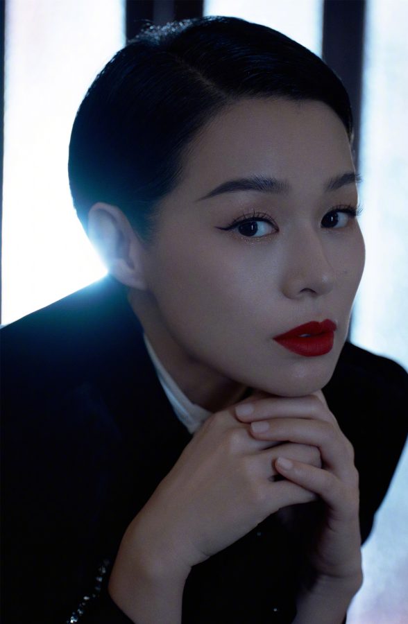 胡杏儿黑白搭配出高级感！纤细美腿微露，高跟鞋点缀女人味(6/6)
