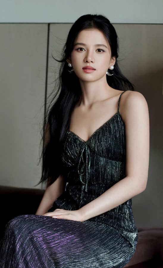 张婧仪穿低胸吊带裙踩防水台凉高跟手持折扇东方韵味(3/4)