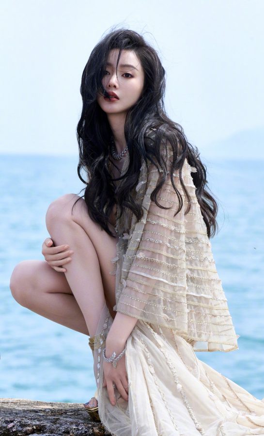 海边女神张天爱：轻纱曼妙，美腿若隐若现，尽显妩媚风情！(1/6)