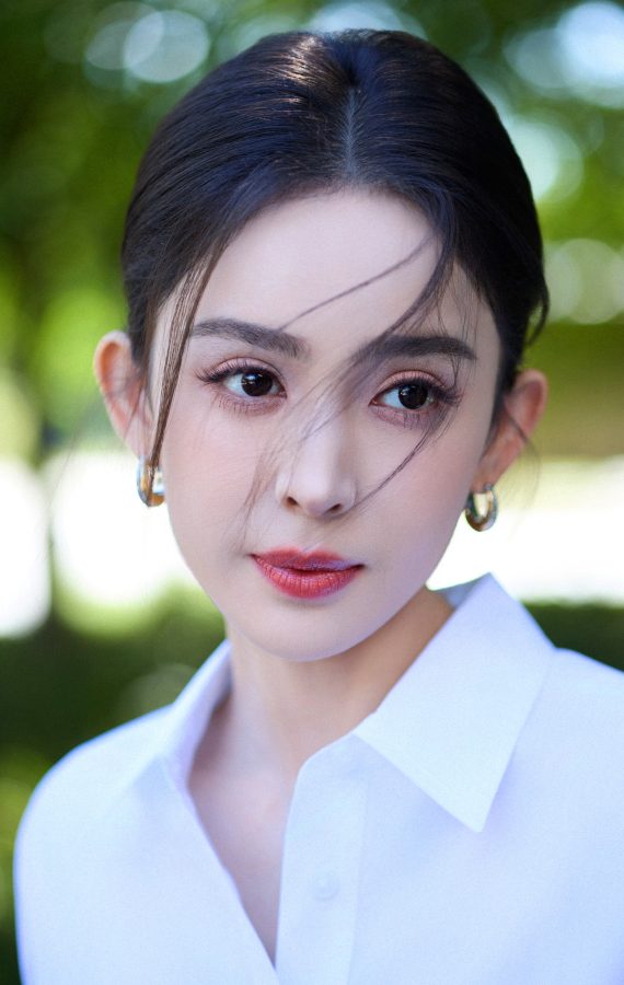 古力娜扎穿一条洁白连衣裙沐浴阳光，捕捉到大腿上有一只蚊子(8/14)