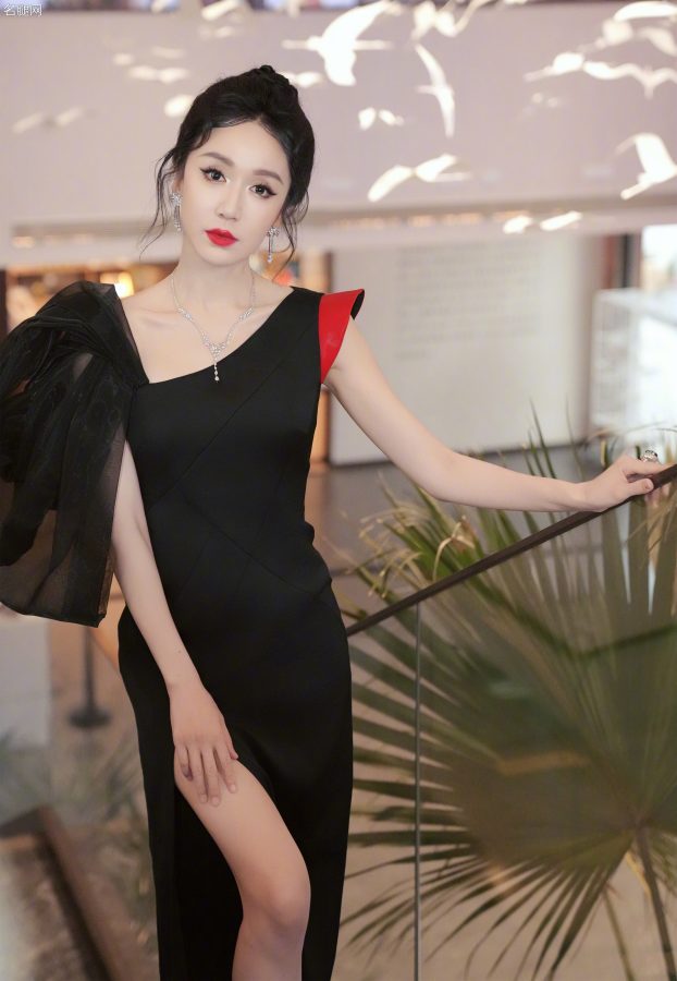 娄艺潇穿高开叉礼服踩防水台细跟凉鞋叉腰秀玉腿(16/19)
