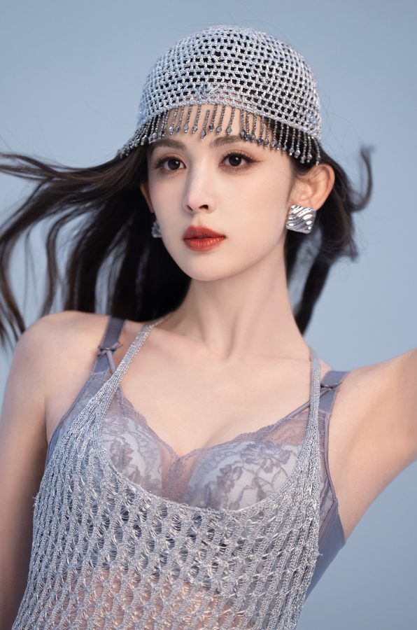 古力娜扎居家休闲风摄影图，不同的Bra换了又换(18/21)