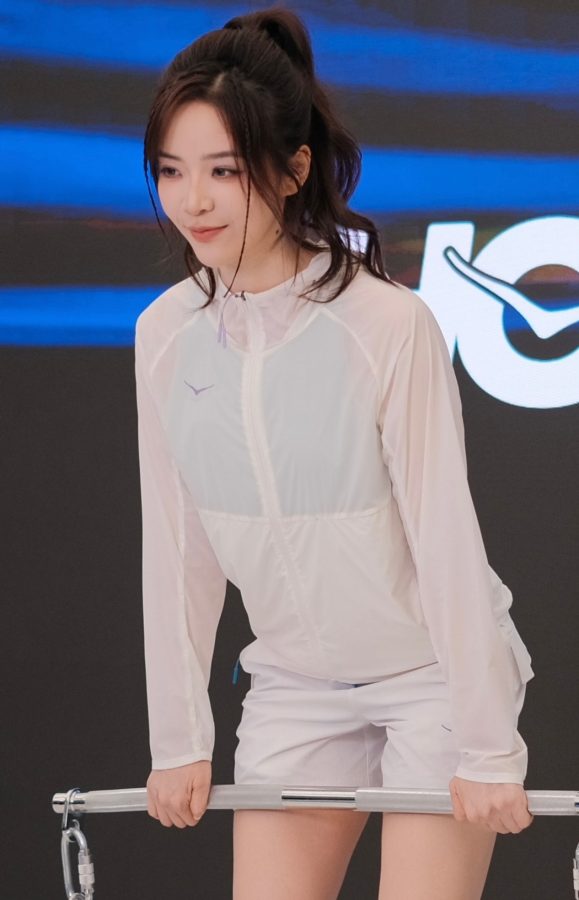 余霜穿白色运动短裤大秀白皙美腿(5/7)