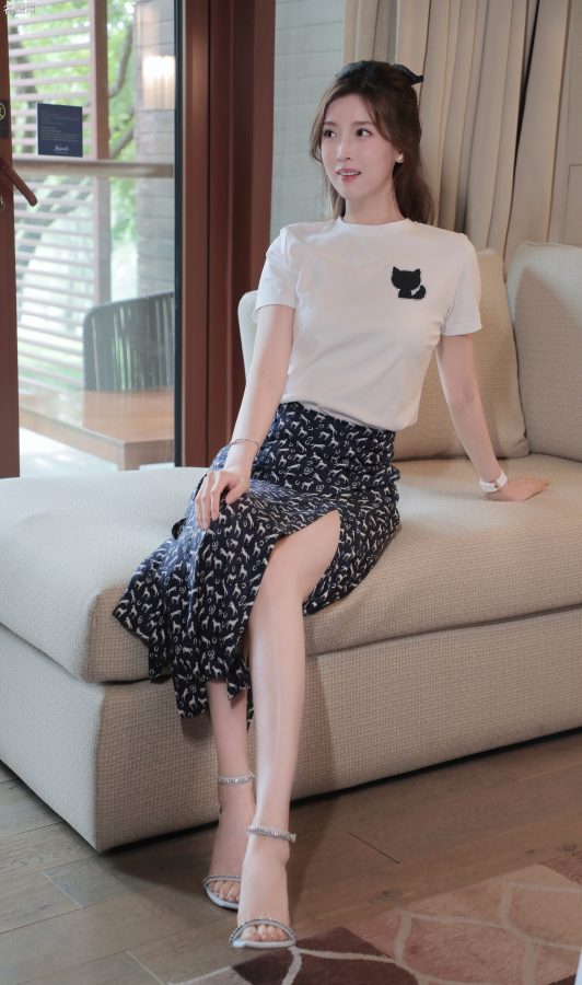 气质温柔的美女主持人朱梓橦身着开衩裙露出光滑玉腿(1/4)