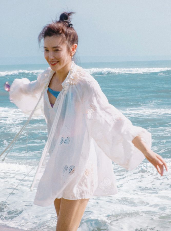 李冰冰海边泳衣清凉玩水(5/7)